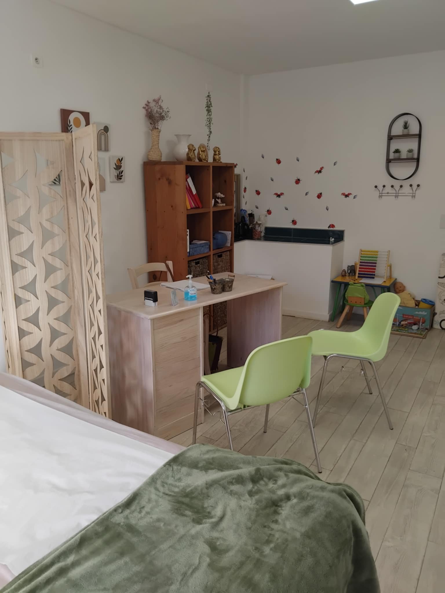 L'espace d'accueil du cabinet, décoré dans des tons doux